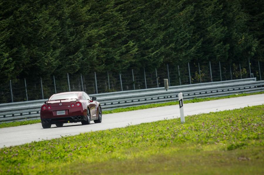  Nissan GT-R by JDM 2015 года  (фото 13 из 16)